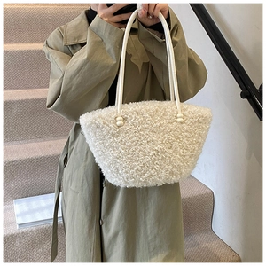 Détail du sac cabas blanc en fausse fourrure avec texture bouclée et anses