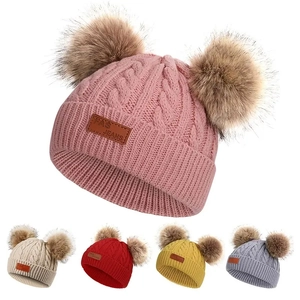 Détails de la maille de haute qualité et double pompon sur les bonnets d'hiver pour enfants