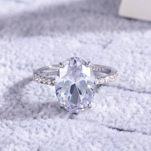 Makroaufnahme von Ring mit ovalem Zirkonia und S925 Sterlingsilber Gravur Markierung