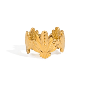 Gros plan détaillé d'une bague ouverte dorée avec texture de coquillage marin
