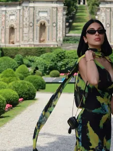 Robe imprimée à col en V avec écharpe assortie et petit sac à bandoulière chaîne dorée