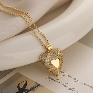 Détail macro du pendentif coeur plaqué or avec cristaux étincelants sur chaîne fine