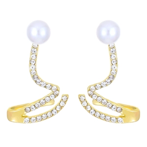 Détail de boucles d'oreilles serpent dorées avec perles et zircons brillants