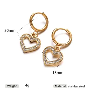 Détails des boucles d'oreilles cœur en acier inoxydable doré avec strass blancs brillants