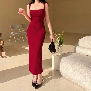 Detalle del vestido rojo de punto ajustado con escote cuadrado y textura de la tela