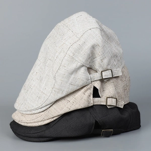 Détail de la texture en lin et boucle métallique réglable sur des casquettes rétro en trois couleurs