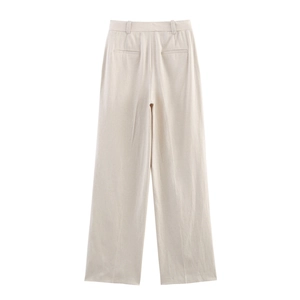 Détail du pantalon large en lin à taille haute beige avec coutures de poche arrière