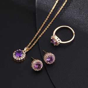 Détail macro d'une parure en plaqué or avec zircons violets et diamants halo