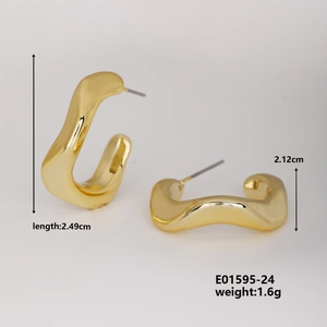 Detail showing dimensions of gold wavy C-shape earrings with mirror finish and weight info