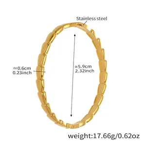 Detalle de pulsera segmentada de acero inoxidable dorado con cierre y dimensiones
