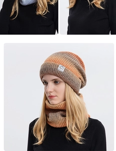 Détail d'un ensemble bonnet et écharpe en maille avec dégradé orange et logo sport