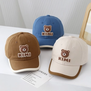 Trois casquettes pour enfants en marron, bleu et beige avec ours 3D et logo KIMI brodé
