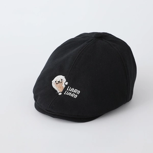 Gros plan d'une casquette en coton noir avec broderie détaillée de loutre mignonne
