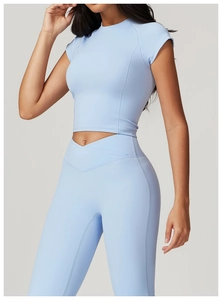 Dettaglio del set yoga azzurro con vita a incrocio a V e tessuto elasticizzato traspirante