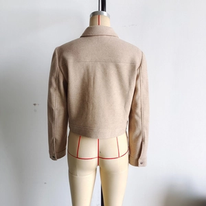 Vue arrière d'une veste courte en tweed beige pour femme, texture décontractée et élégante