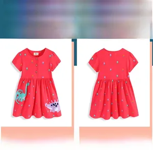 Dettaglio dell'abito in cotone rosso per bambina con stampe di dinosauri e fiori