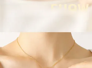 Gros plan d'un collier avec pendentif étoile dorée et chaîne en O porté par un mannequin
