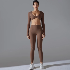 Detail von kaffeebraunem Yoga-Set mit verdrehtem Crop-Top und hoher Leggings-Taille