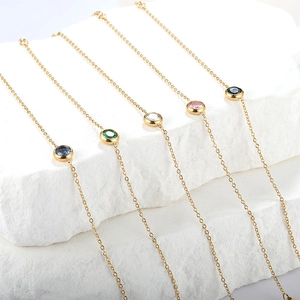 Dettaglio macro di bracciali placcati in oro 18K con pietre di zircone colorate