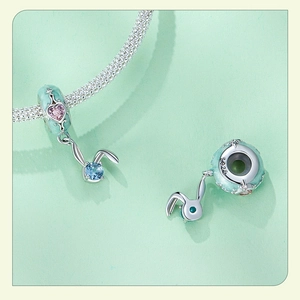 Dettaglio macro dello charm a coniglio in argento sterling S925 con zirconi blu e rosa