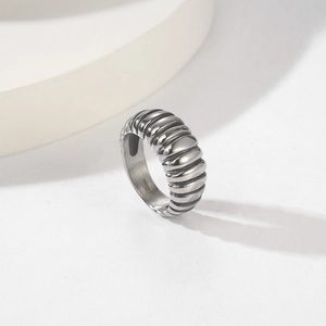 Anello minimalista a croissant in acciaio inossidabile argento su supporto geometrico rotondo