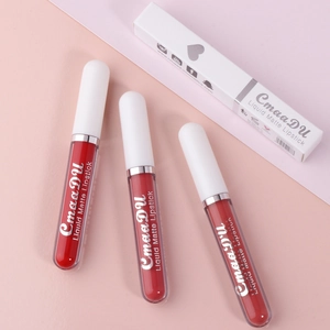Détails de trois rouges à lèvres liquides mats et d'un coffret d'emballage blanc assorti