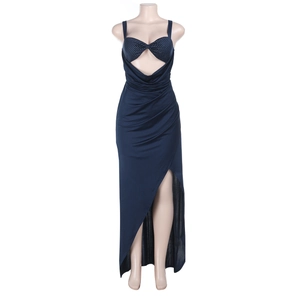 Détail d'une robe de soirée en satin bleu marine avec découpe nœud et fente latérale haute