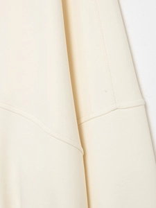 Vue macro détaillée du tissu en coton beige et des coutures de haute qualité de la veste
