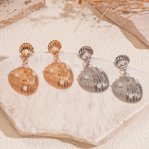 Elegant shell-shaped pearl drop earrings in gold and silver finish for a resort style