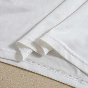 Makro-Detail des weißen Spitzenkleids mit Doppelnaht-Saum und feiner Stofftextur-Ansicht