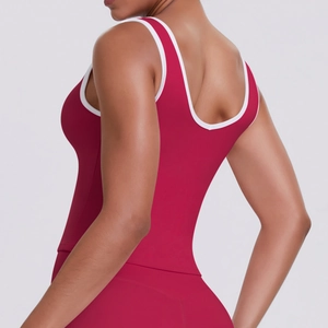 Détail du haut de yoga bordeaux avec liseré blanc et design dos en U élastique