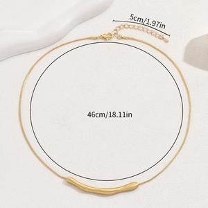 Collana geometrica minimalista dorata con pendente a barra curva e catena regolabile