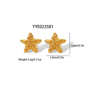 Vue détaillée de boucles d'oreilles étoile de mer dorées avec détails gravés