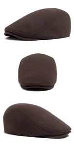 Trois angles d'une casquette plate marron foncé en coton avec texture tricotée détaillée