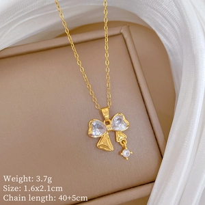 Elegante collana con pendente a fiocco dorato con zirconi brillanti su catena a maglia O