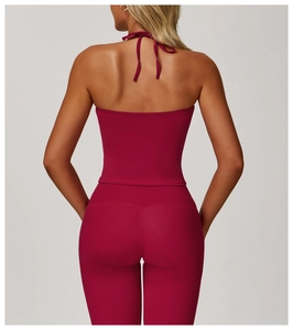 Vue arrière du haut de yoga licou rouge foncé et legging taille haute assorti