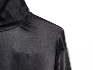 Détail du tissu en satin noir brillant et des coutures du col montant de cette chemise femme