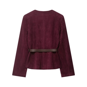 Vue arrière du blazer pour femme en daim bordeaux doté d'une ceinture en cuir marron
