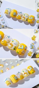 Dettaglio macro di adesivi per unghie a forma di papera gialla 5D con texture 3D e design