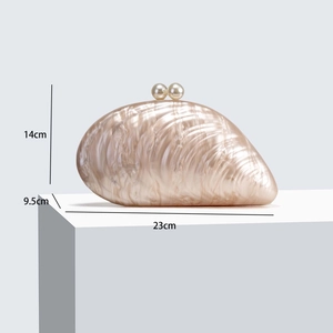 Detaillierte Maßangaben für die muschelförmige Acryl-Abendtasche mit 23cm Länge