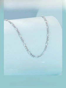Dettaglio della catena a spina di pesce in argento sterling 925 su supporto blu