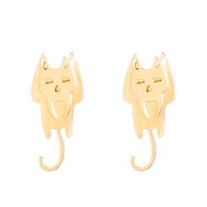 Dettaglio degli orecchini a lobo dorati a forma di gatto con linee minimaliste e coda