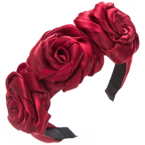 Détail du serre-tête en satin rouge foncé avec fleurs en tissu 3D faites à la main et texture soie