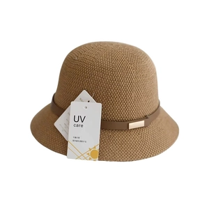 Cappello a secchiello in maglia marrone con protezione UV e fibbia decorativa in pelle