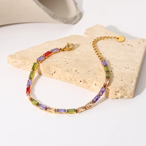 Vue détaillée du bracelet plaqué or 18 carats avec pierres de zircon rectangulaires