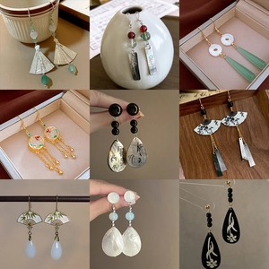 Detailansicht von neun Ohrringen im New Chinese Style mit Jade, Quasten und Perlmutt