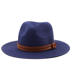 Dunkelblauer Fedora Strohhut mit braunem Lederband und dekorativen Metallnieten