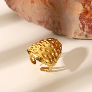 Makroaufnahme: Goldener Seestern-Knotenring mit gehämmerter Oberfläche und offenem Design