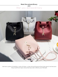 Vier elegante schelpvormige schoudertassen in zwart, wit, rood en roze met hertenbedel