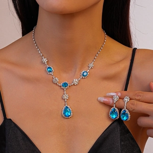 Parure collier et boucles d'oreilles argentées vintage avec cristaux bleu océan profonds